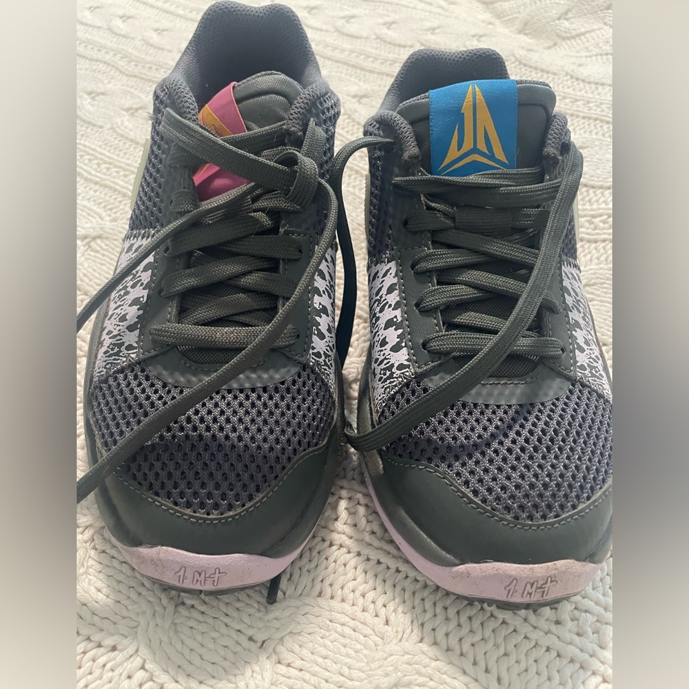 Nike Ja gs1 girls sneakers, iron gray and lilac, size 3.5Y